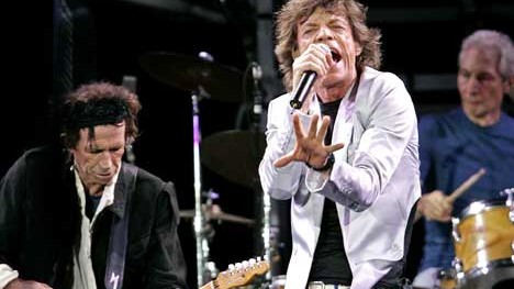 Stones on Tour: Noch immer am Rollen: Vorturner Mick Jagger, dahinter Keith Richards und Drummer Charlie Watts.