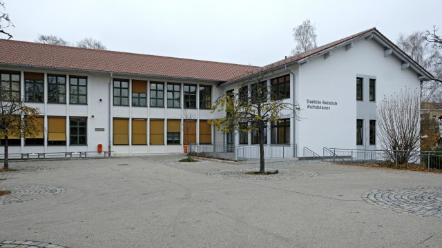 Begehung: Das Areal der Wolfratshauser Realschule habe Potenzial, findet Hauptamtsleiter René Beysel. Eine Erweiterung ist auf dem Grundstück möglich.
