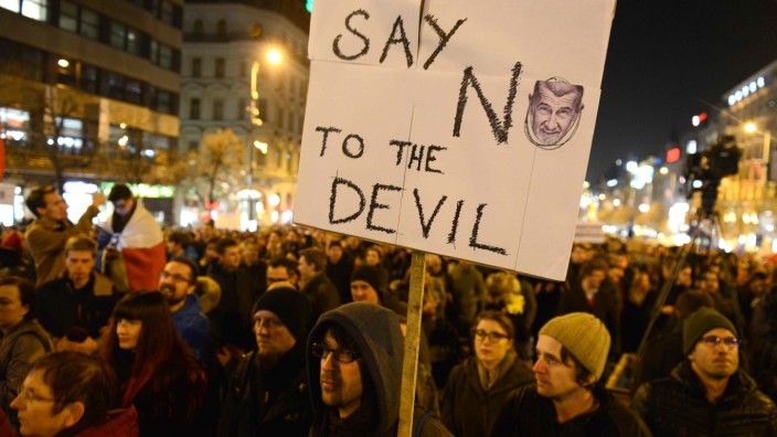 Tschechien: „Sag’ nein zum Teufel“: Auf dem Prager Wenzelsplatz versammelten sich am Donnerstag rund 10 000 Menschen, um gegen Premier Andrej Babiš zu protestieren.