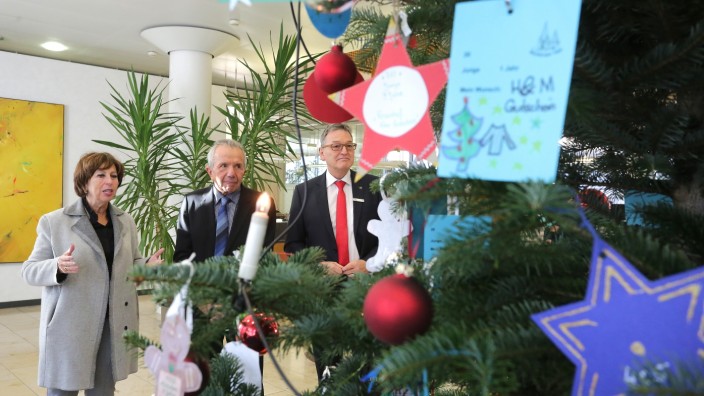 Geschenke kaufen: Bürgermeisterin Anita Meinelt, Organisator Ferdinand Winterstötter und Peter Kellner von der Moosburger Sparkasse (von links) eröffnen die Aktion "Wunschweihanchtsbaum".