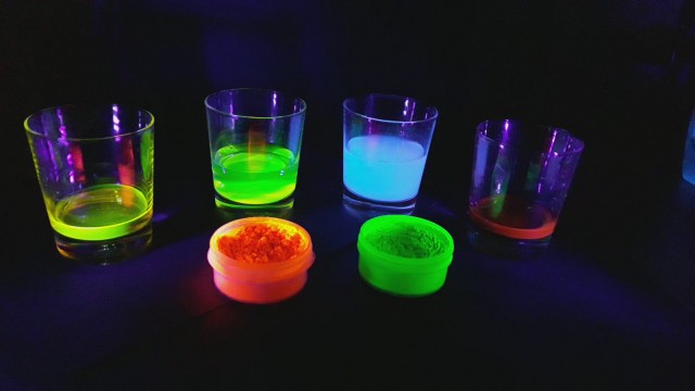 Helles Köpfchen: Verschiedene Flüssigkeiten reflektieren UV-Licht unterschiedlich.