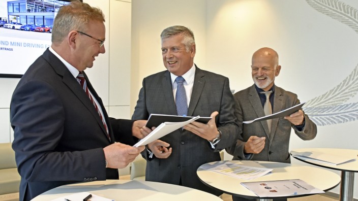 Fürstenfeldbruck: Bürgermeister Hans Seidl (von links), BMW-Immobilien-Chef Herbert Grebenc und OB Erich Raff tauschen die Vertragsexemplare aus.