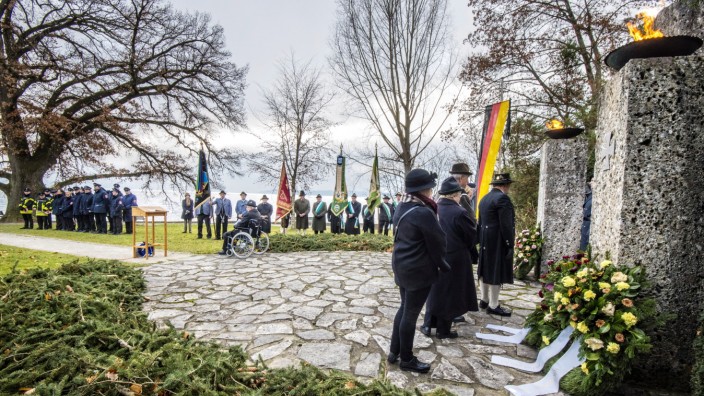 Volkstrauertag: Am Mahnmal im Bleicherpark gedachten Tutzinger am Sonntag der gefallenen Soldaten und zivilen Opfer der Weltkriege und legten Kränze nieder.