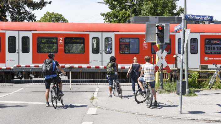 Bus und Bahn: Rabatt-Aktion für den Nahverkehr: Das Neun-Euro-Ticket ist zwischen Bund und Ländern hochumstritten. S-Bahn in München.
