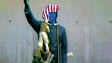 Der Sturz der Statue: Hätte folgende Botschaft signalisieren können: Amerika schlägt die schreckliche Fratze der Diktatur. Wurde nicht so: Erst war diese Fahne drauf, dann war sie wieder weg. Dann kam eine andere Fahne. Aber auch sie musste wieder abgenommen werden.
