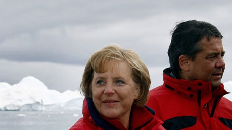 Sigmar Gabriel: Mit der Kanzlerin auf Stimmenfang im ewigen Eis: Angela Merkel und Sigmar Gabriel kämpfen in Grönland um den Ruf, Weltklimaretter Nummer eins zu sein.