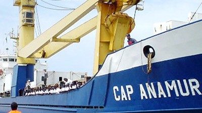 Cap-Anamur-Prozess: Vor fünf Jahren retteten Elias Bierdel und Stefan Schmidt 37 Flüchtlinge von einem überfüllten Schlauchboot. Im Bild: DieCap Anamurmit den Flüchtlingen im Hafen von Porto Empedocle auf Sizilien, Juli 2004.