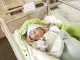Newborn baby in hospital bed model released Symbolfoto PUBLICATIONxINxGERxSUIxAUTxHUNxONLY MFF003126