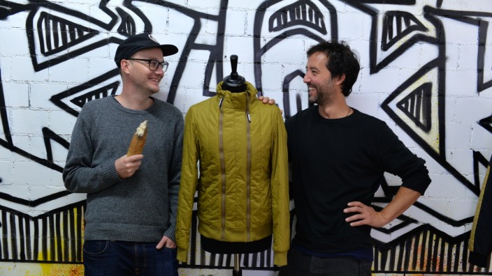 Mode: Die Labelgründer Vinzenz Johow (links) und Andi Bernhard sind vor zwei Jahren auf die Kapokfrucht gestoßen, die sie nun als Jackenfutter verarbeiten.