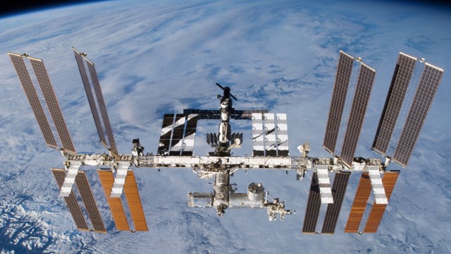 Raumfahrt: Die "Internationale Raumstation ISS", hier im Jahr 2013, ist seit der Jahrtausendwende im Einsatz.