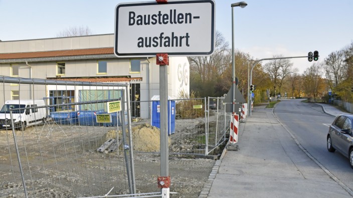 Grafrath: Ausfahrt mit Gefahrenpotenzial: die Baustelle der Grundschule Graßlfing in der Schulstraße.