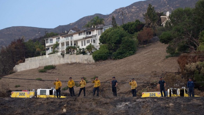 Waldbrände in Kalifornien: Wer verbrannte Hügel von seinem Haus aus sehen kann, der ist von Erdrutschen bedroht, weil die Erde derzeit keinen Regen absorbieren kann.