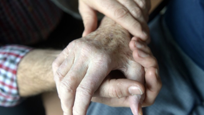 Palliativ- und Hospizarbeit: Der Palliativ-Geriatrische Dienst der Caritas soll helfen, den Bedürfnissen schwerkranker und sterbender Heimbewohner gerecht zu werden.