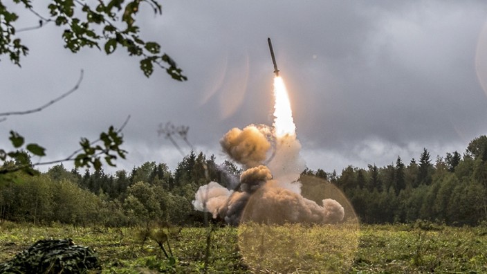 Debatte um INF-Vertrag: Washington und Moskau beschuldigen sich gegenseitig, Rüstungsverträge zu brechen. Im Bild eine russische Iskander-Rakete, sie kann Atomsprengköpfe tragen.