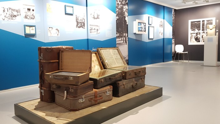 Ein Wolfratshauser Gedenkort: Koffer sind das Symbol jüdischen Schicksals: Im Raum für die DP-Zeit wird das „Schtetl“-Leben dokumentiert.