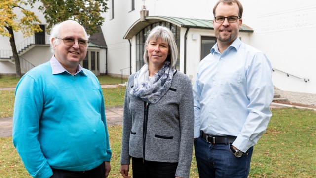 Die Gemeinde St. Konrad in Aubing ist Teil eines Pfarrverbandes, bei dem ein neues Leitungsmodell mit Haupt- und Ehrenamtlichen statt wie bisher einem leitenden Pfarrer an der Spitze ausprobiert werden soll.