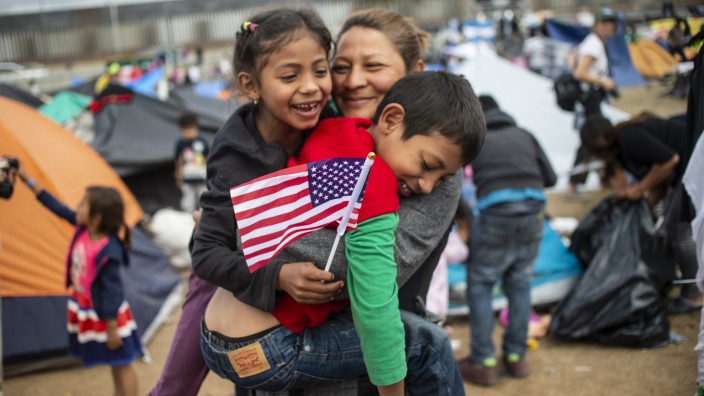 USA: Der „American Dream“: Tausende Menschen hoffen in Tijuana auf Asyl in den USA. Doch US-Präsident Trump droht mit der Schließung der Grenze.