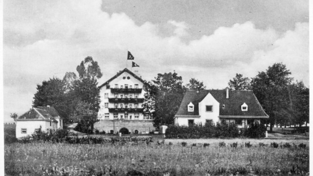 Spaziergang mit Geschichte: Das Lebensborn-Heim "Hochland" mit Festbeflaggung kurz nach der Gründung im Jahr 1936 auf einer zeitgenössischen Postkarte.