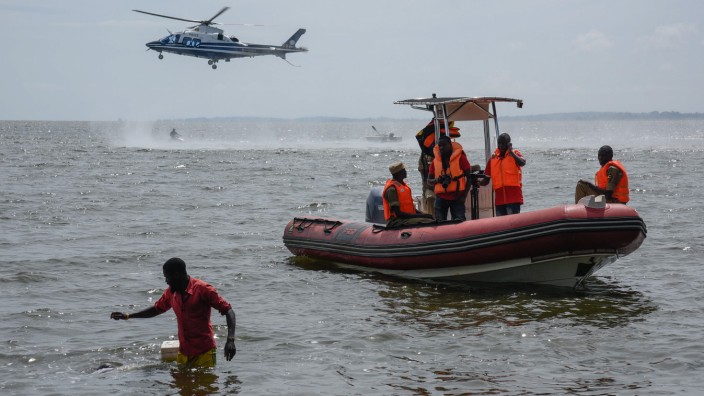 Uganda: Rettungskräfte suchen auf dem Victoriasee nach Überlebenden des Unglücks.