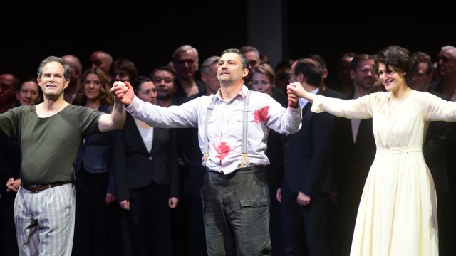 Premiere: Verhaltenen Schlussapplaus gibt es für Gerald Finley, Jonas Kaufmann und Anja Harteros bei der Premiere von Verdis Otello.