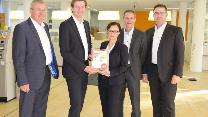 Bankentest: Vorstandssprecher Thomas Höbel (li.) nimmt mit Mitarbeitern die Auszeichnung als beste Bank entgegen.