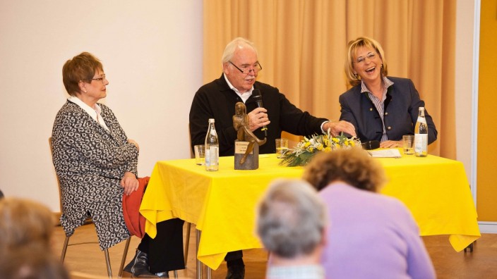 In Erinnerung: Renate Hildebrandt, Dieter Hanitzsch und Maria von Welser erinnern an den treffsicheren Witz von Dieter Hildebrandt.