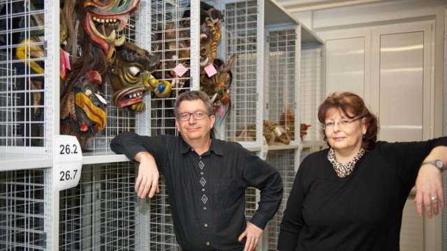 Lebendige Tradition: Rainer Eglseder, Johanna Killi und ihre Mitstreiter bauen derzeit in Kirchseeon das "Maskeum" auf.