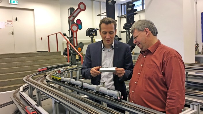 Verkehr: Nils Nießen, Leiter des Verkehrswissenschaftlichen Instituts an der Technischen Hochschule Aachen (li.) und Laborchef Jürgen Jacobs bei der Arbeit.
