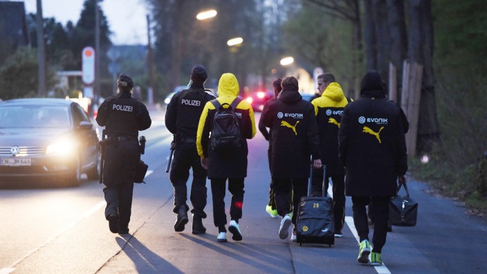 Anschlag auf BVB-Bus: Nachdem sie Ziel des Bombenanschlags geworden sind, werden Spieler von Borussia Dortmund am Abend des 11. April 2017 zu Fuß von bewaffneten Polizisten eskortiert.