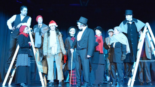 Im Echinger Bürgerhaus: Griesgram Scrooge macht in der "Weihnachtsgeschichte" der Echinger Theaterwerkstatt seinen Mitmenschen das Leben schwer.