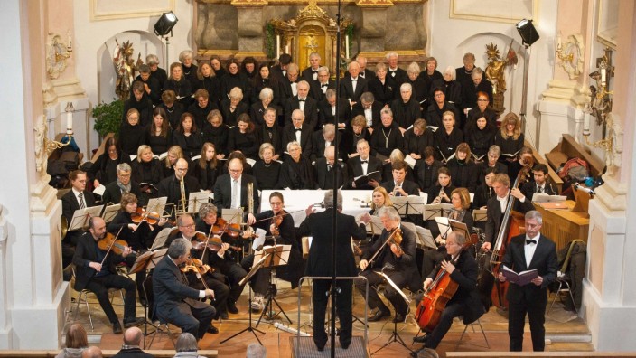 Niveauvolles Kirchenkonzert: Kirchenkonzert auf höchstem Niveau: Chor, Orchester und Solisten spielen unter der Leitung von Matthias Gerstner in Zorneding zwei große Werke.