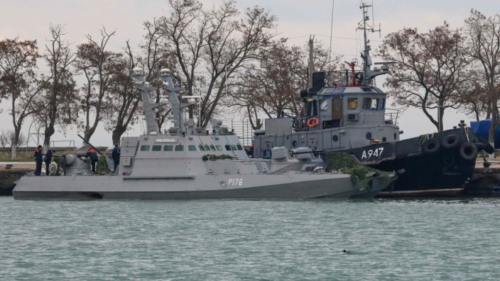 Ukraine: Die drei gekaperten ukrainischen Schiffe lagen am Montag im russisch kontrollierten Hafen von Kertsch.