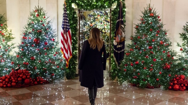 Deko im Weißen Haus: Viel Rot, viel Glitzer und überhaupt von allem viel: die Weihnachtsdeko im Weißen Haus.
