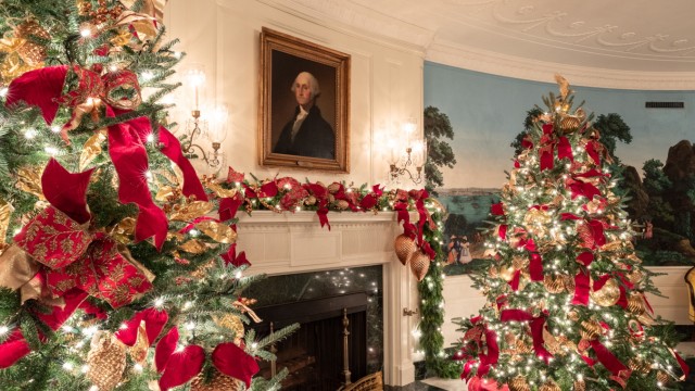 Deko im Weißen Haus: Rot ist in diesem Jahr die dominierende Farbe im Weißen Haus. Über dem Kamin hängt ein Gemälde von George Washington, dem ersten Präsidenten der USA.