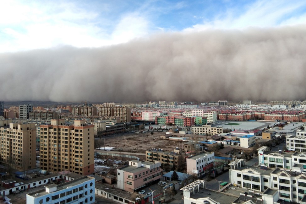 Sandstorm hits the city of Zhangye