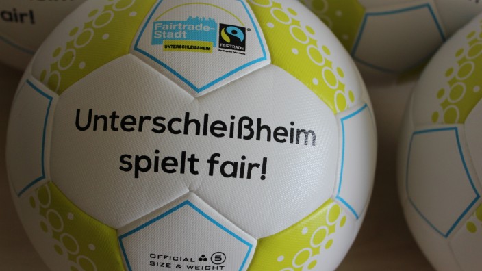 Unterschleißheim: Die fair gehandelten Bälle haben ein eigenes Design. Auch zwei Sportvereine spielen schon damit.