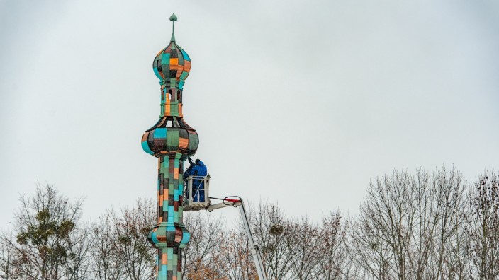 Freiham: Zwischen Minarett und Zwiebelturm: Die Skulptur "Freiham Folly" des Künstlerduos Heike Mutter und Ulrich Genth fand am Dienstag mit Hilfe mehrerer Autokräne ihren Platz im Viertel.