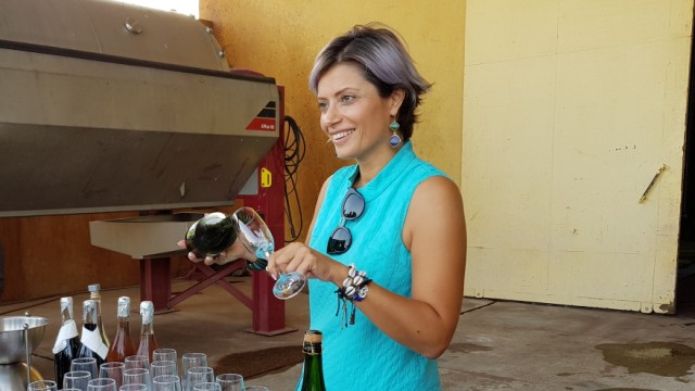 Rania Kallas, Ehefrau des Winzers Labib Kallas. Beide sind Libanesen und auf Einladung des El Gouna Eigentümers Samih Sawiris nach Ägypten gekommen, um hier trinkbaren Wein für das Resort zu produzieren.