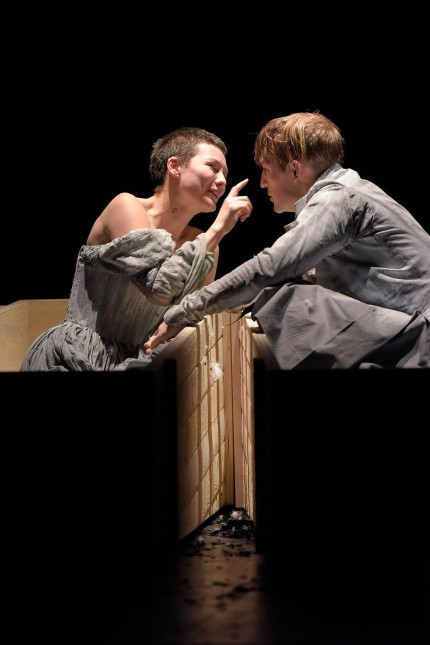 "Romeo und Julia" in Stuttgart: Ein Sarg wird zum Liebesbett: Julia (Nina Siewert) und Romeo (Jannik Mühlenweg) nutzen ihre letzten glücklichen Stunden miteinander, bevor es unter die Erde geht.