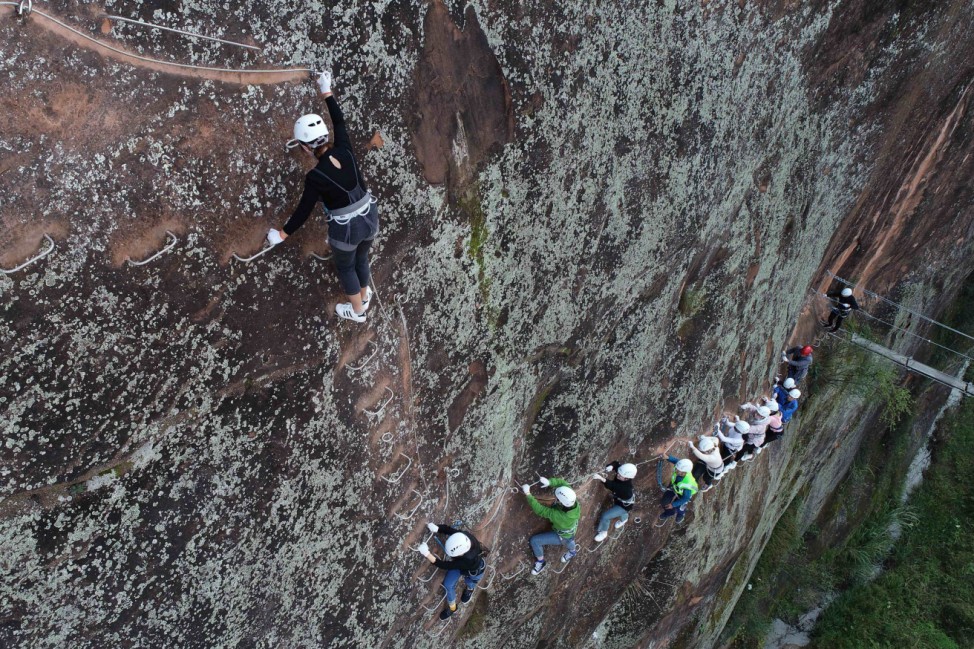 Klettern an Felswand in Hunan