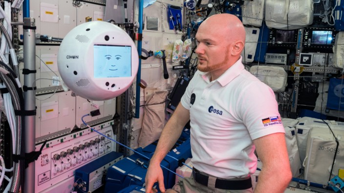 Der Astronaut Alexander Gerst mit dem Roboter Cimon.