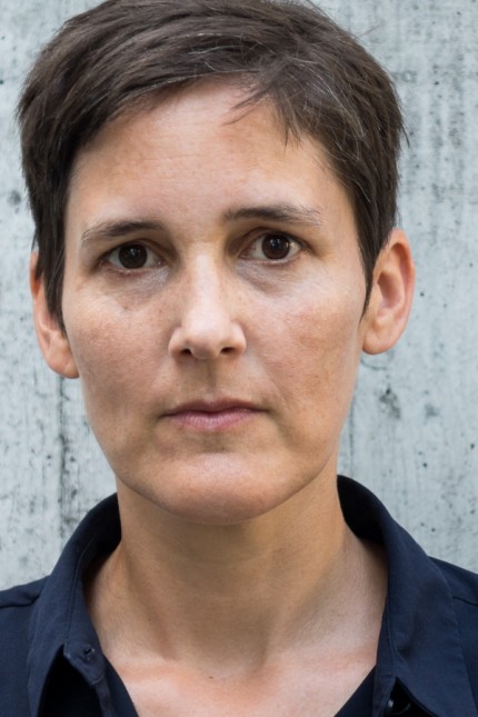 Rezension: Anke Stelling, 1971 in Ulm geboren, stand mit ihrem Roman „Bodentiefe Fenster“ 2015 auf der Longlist des Deutschen Buchpreises.