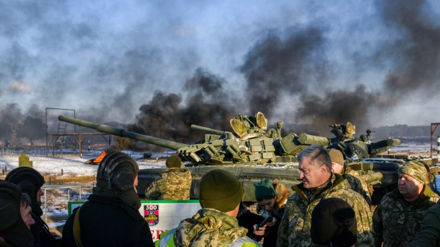 Ukraine-Konflikt: Ein Präsident trägt Tarnfleck: Ukraines Staatschef Petro Poroschenko hat in zehn Provinzen seines Landes das Kriegsrecht verhängt.
