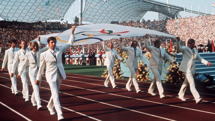 Buch zum großen Olympia-Jubiläum: Die Mannschaft des deutschen Gold-Achters von Mexiko 1968 trägt bei der Eröffnungsfeier der Olympischen Spiele die Olympia-Fahne in das Olympiastadion.