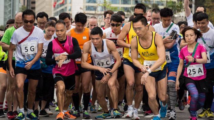Stilkritik: Läufer beim Halbmarathon im chinesischen Shenzhen. Mehr als 200 Teilnehmer nahmen eine Abkürzung.