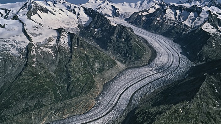 Aletschgletscher: Der Aletschgletscher im Schweizer Kanton Wallis zieht sich von der Berggruppe um die prominenten Viertausender Jungfrau und Mönch hinunter in die Massa-Schlucht.