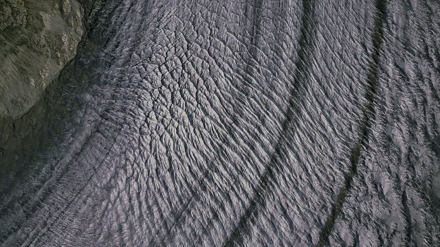 Aletschgletscher: Beim Fließen reißen im Eis Spalten auf, verschlucken einen Teil des Gesteinsschutts der Mittelmoränen - und schließen sich wieder.
