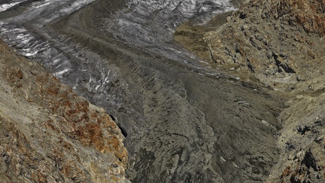 Aletschgletscher: Unmengen Schmelzwasser brechen am Ende des Aletschgletschers unter dem Eis hervor.