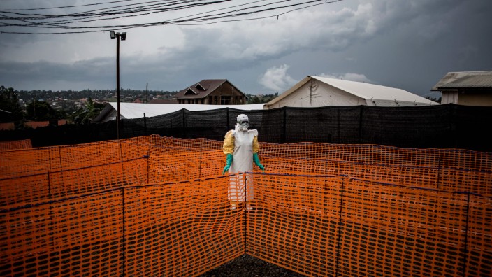 Kampf gegen Ebola: Ein Mitarbeiter der Gesundheitsbehörde wartet in der Stadt Bunia auf einen Ebola-Infizierten.