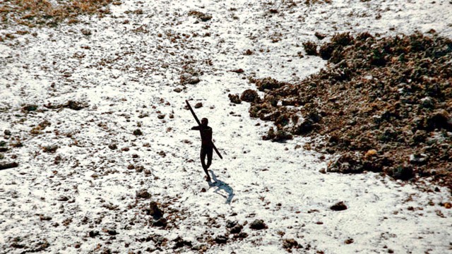 Brasilien: Der letzte Tanaru war nicht der einzige, der nichts mit der Außenwelt zu tun haben wollte. Hier zielt ein Mitglied eines anderen Stammes auf einen Helikopter.